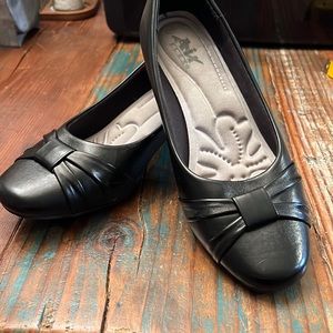 9 1/2 wide black air flex heels